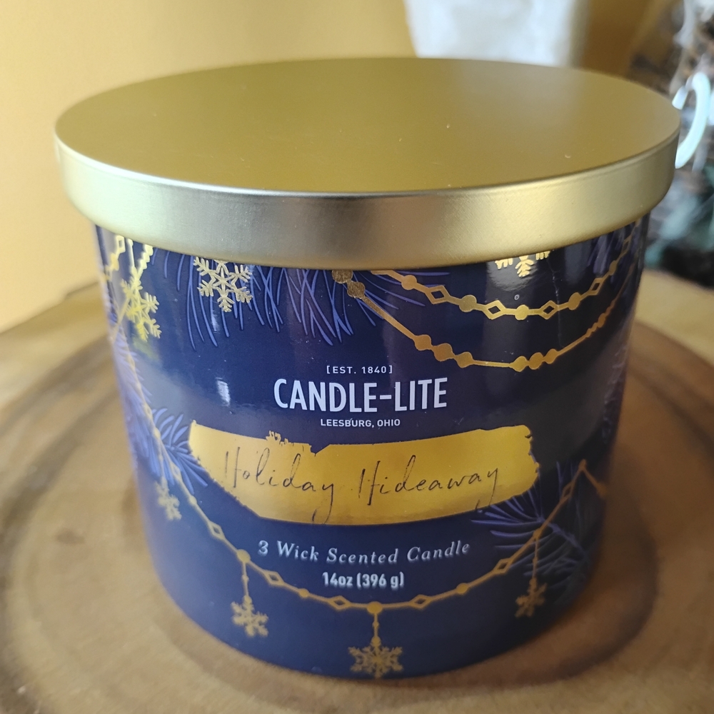 Holiday Hideaway 3-wick Scented Candle - 14oz